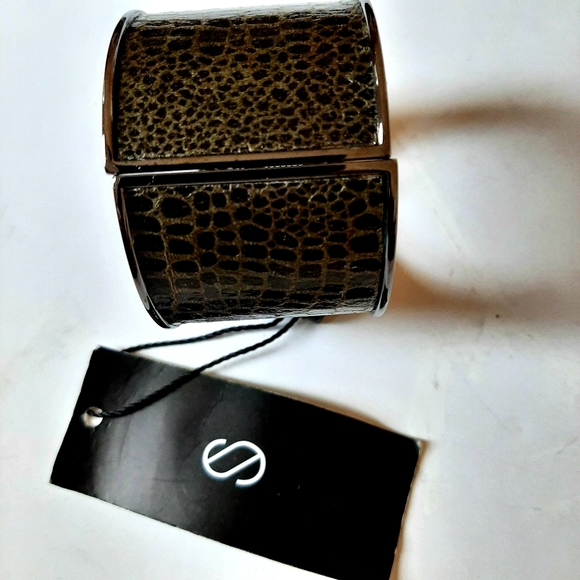 NWT Cuff Bangle Bracelet - Picture 4 of 5